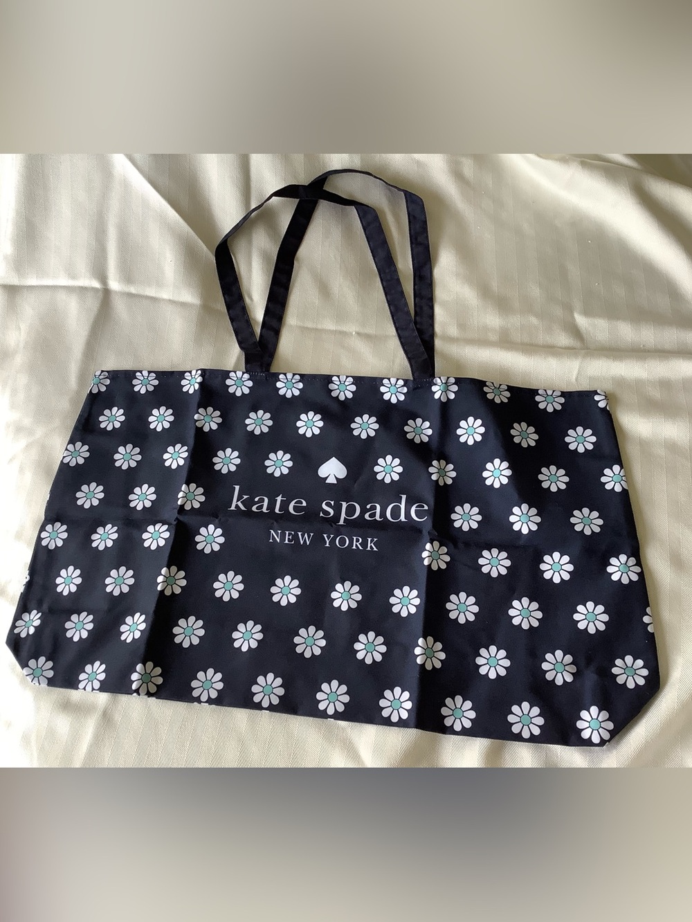 KATE SPADE LARGE Tote 🛍️   Thank You 🙏🏾 (No Cancellations or Returns😉)